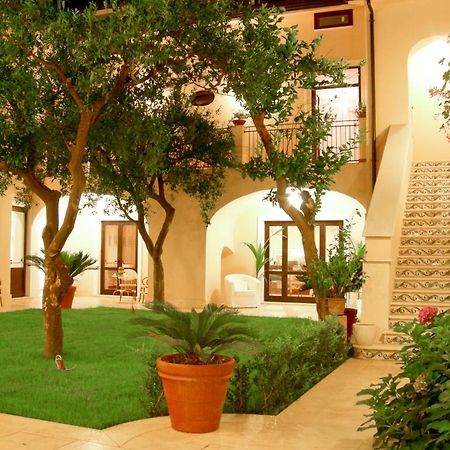 L' Antico Cortile Hotel Caserta Exterior photo