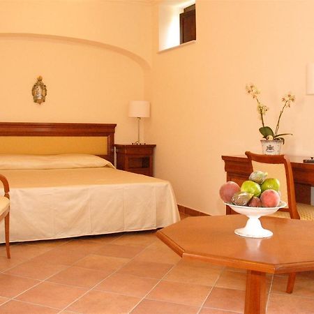 L' Antico Cortile Hotel Caserta Exterior photo