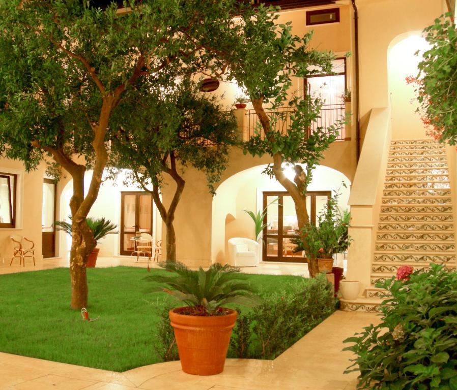 L' Antico Cortile Hotel Caserta Exterior photo