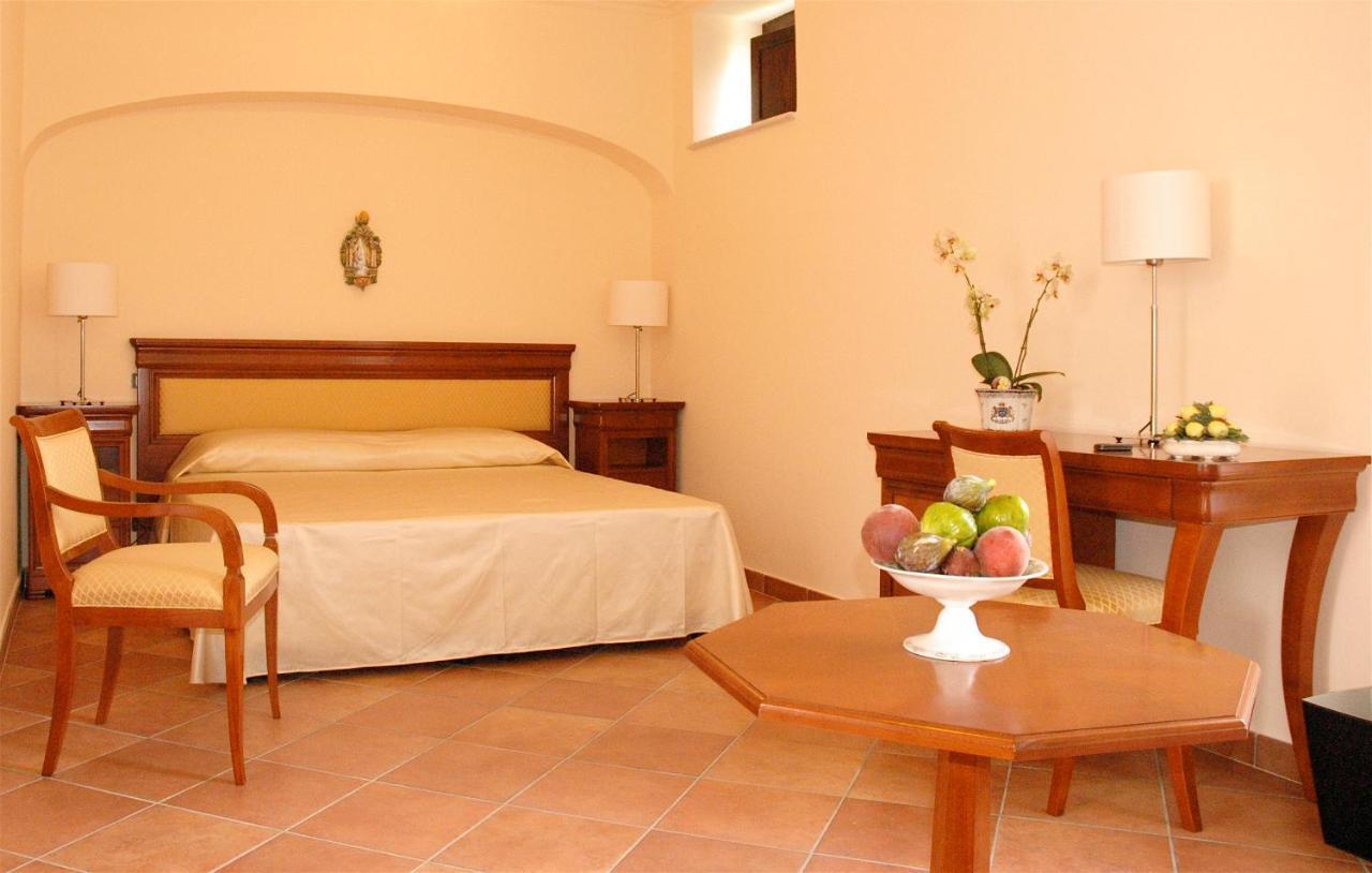 L' Antico Cortile Hotel Caserta Exterior photo